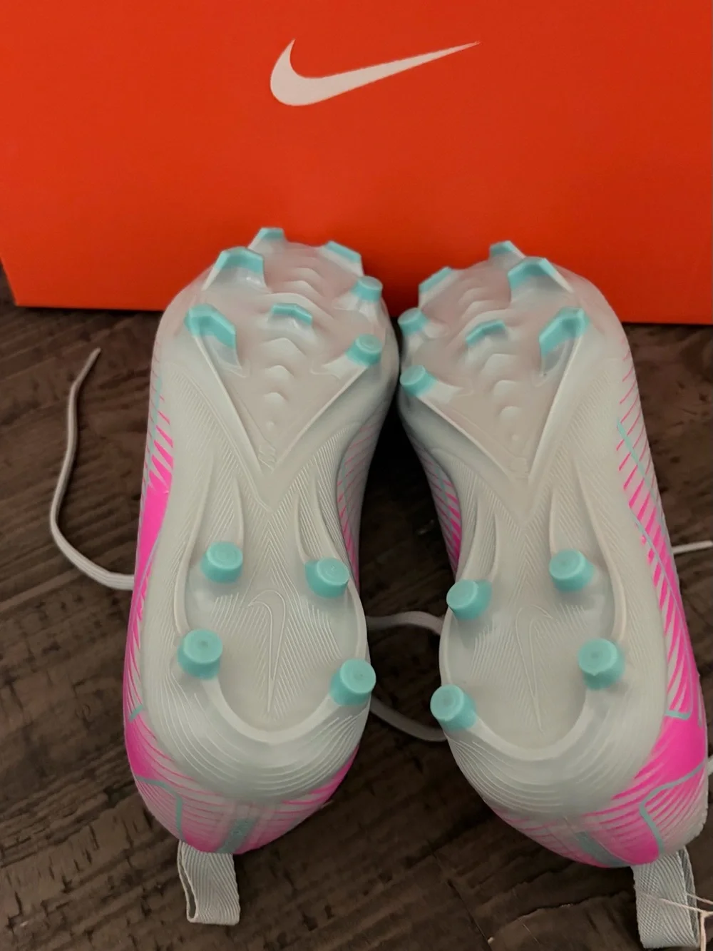 🚨BRAND NEW Nike Kids Soccer Cleats🚨